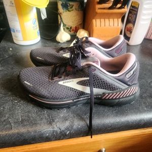 Brooks Adrenaline Gts 22 Women's Running Shoes in Pearl/Black/Metallic. Size 10
